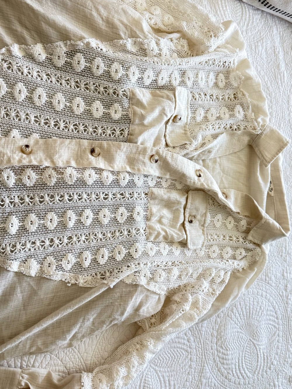 Miss Me Cream Crochet-Panel Button up. - Picture 4 of 4